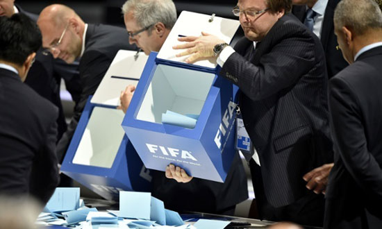 عملية فرز الصناديق الخاصة بالتصويت على اختيار رئيس الاتحاد الدولى لكرة القدم 