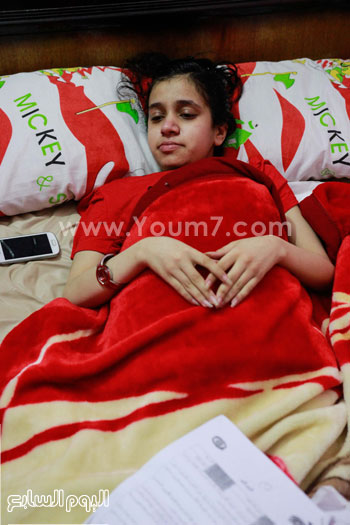 الطفلة تبكى لما أصابها من عجز تام عن الحركة -اليوم السابع -5 -2015