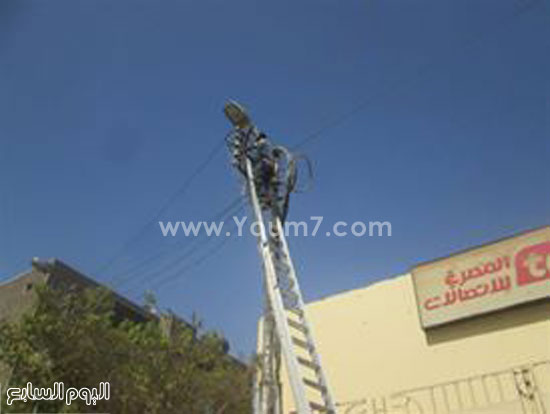 رجال الكهرباء يجرون أعمال تجديد لأعمدة الإنارة -اليوم السابع -5 -2015