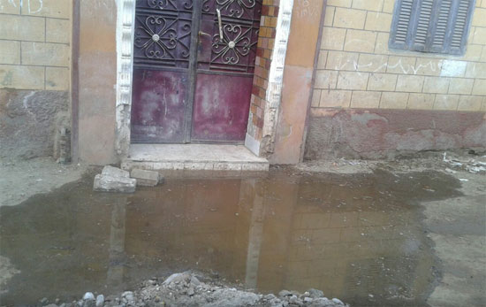 مياه الصرف الصحى تغرق شوارع منطقة كمبش الحمراء ببنى سويف  -اليوم السابع -5 -2015