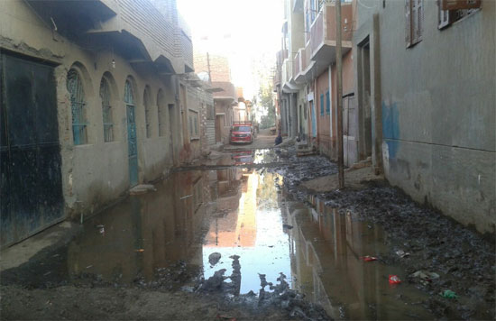 أهالى القرية يطالبون بوقف عمل خط المياه لعدم اختلاط مياه الشرب بمياه الصرف الصحى   -اليوم السابع -5 -2015