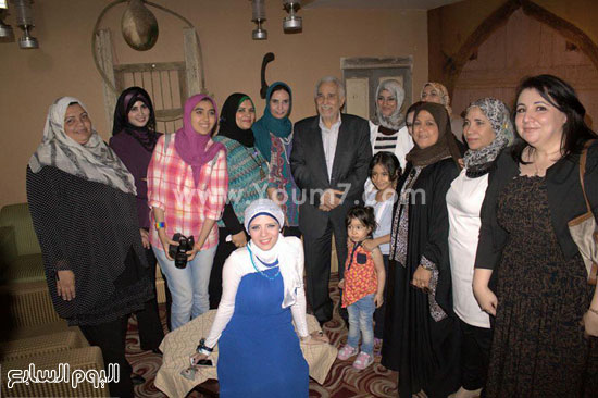 الفنان عبد الرحمن أبوزهرة مع مجموعة من نساء الجالية -اليوم السابع -5 -2015