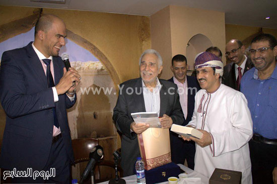 د. صالح الفهدى يقدم مجموعة من كتبه للفنان عبد الرحمن أبوزهرة -اليوم السابع -5 -2015