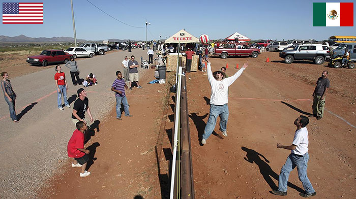  لعب الكرة الطائرة من فوق السياج بين سكان أمريكا والمكسيك -اليوم السابع -5 -2015