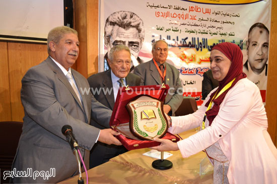 	تكريم الدكتورة ماجدة عطا مدير عام مكتبة مصر بالإسماعيلية  -اليوم السابع -5 -2015
