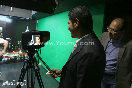 رجل الأعمال أحمد أبو هشيمة يلتقط صورة بإحدى الكاميرات فى استوديو اليوم السابع -اليوم السابع -5 -2015