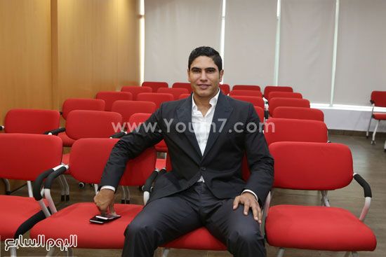 رجل الأعمال أحمد أبو هشيمة على أحد مقاعد قاعة التدريب  -اليوم السابع -5 -2015