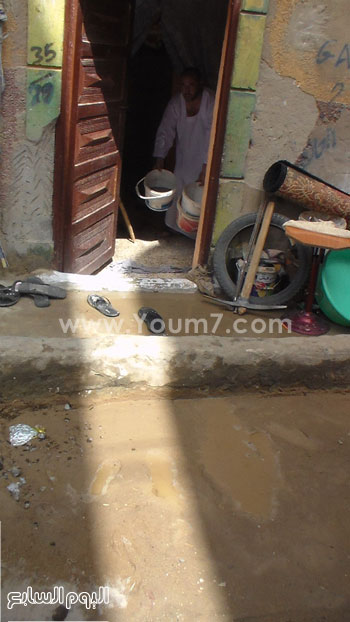 3-	أحد الأهالى يستخدم الجرادل لنزح مياه الصرف من داخل منزله -اليوم السابع -5 -2015