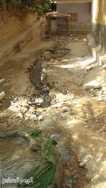 4-	جانب من تسريب مياه الصرف إلى منازل عزبة المرشح بأسوان -اليوم السابع -5 -2015