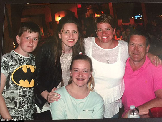 إليزابيث مع عائلتها بعد الإصابة بالسكتة الدماغية -اليوم السابع -5 -2015