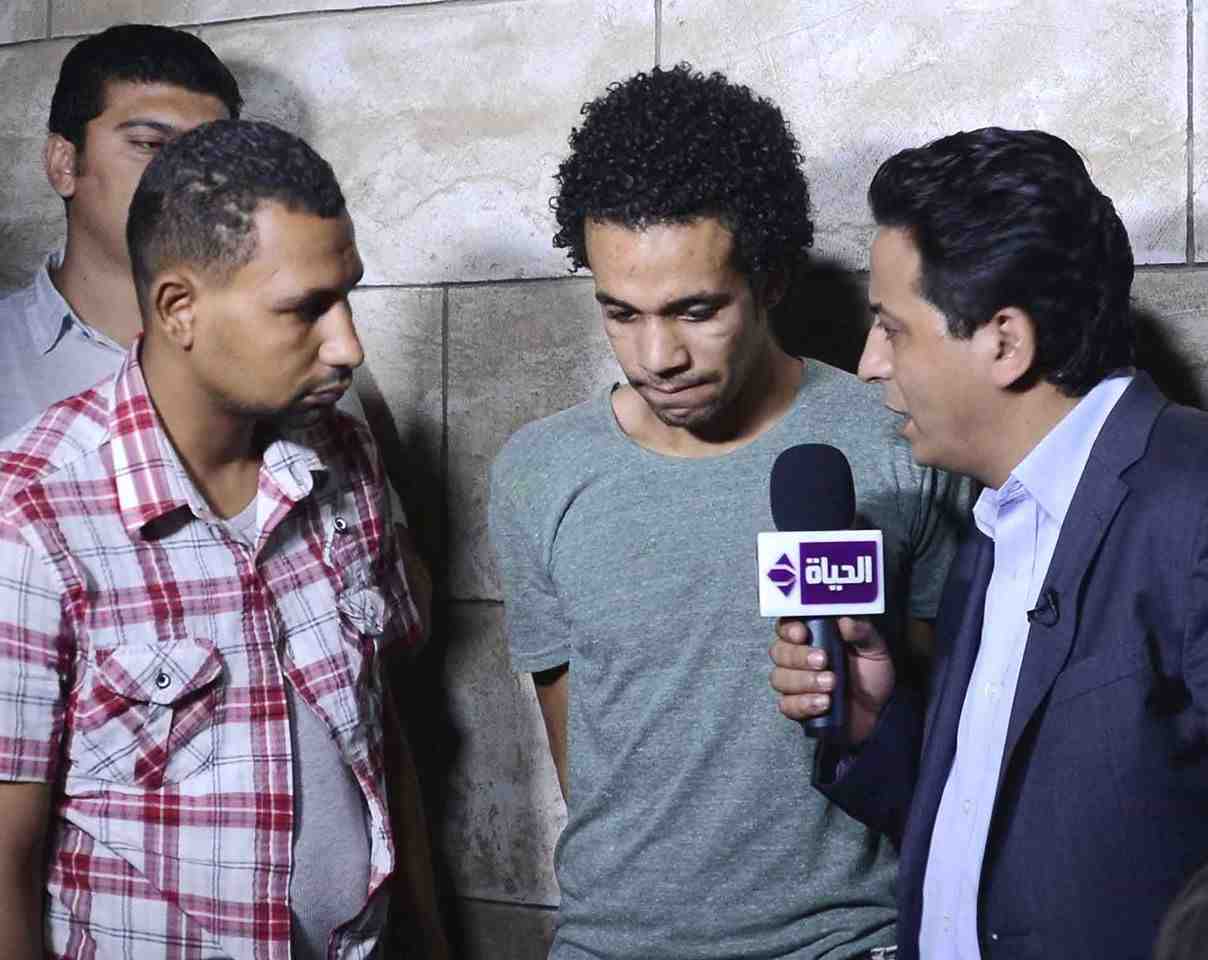  أحمد رجب خلال لقائه مع أحد تجار البودرة بمنطقة البساتين -اليوم السابع -5 -2015