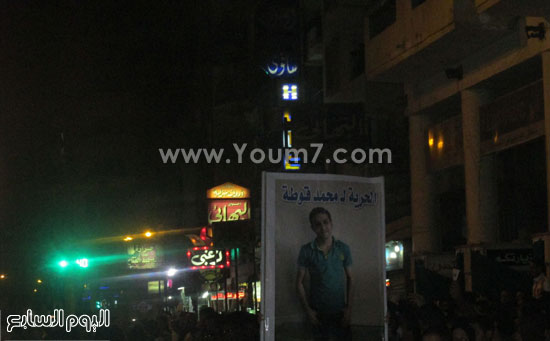  فتاة ترفع صورة الحرية لمحمد قوطة -اليوم السابع -5 -2015