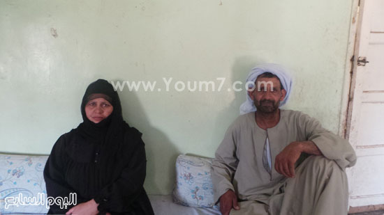 والد المجنى عليه وأمه يبكيان أثناء حديثهما لليوم السابع -اليوم السابع -5 -2015