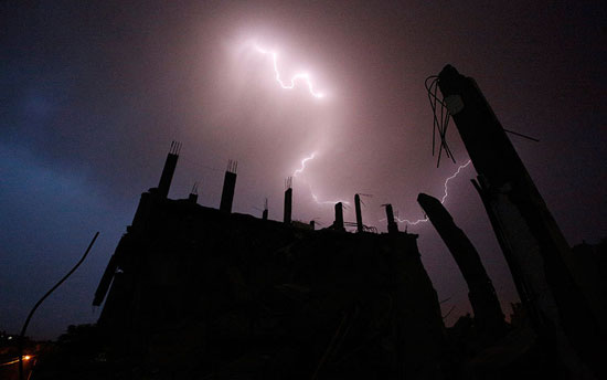 البرق يظهر فى منزل فلسطينى تضرر خلال الحرب على غزة عام 2014 -اليوم السابع -5 -2015