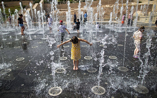 	لعب الأطفال داخل نافورة المياه فى يوم حار بالقرب من برج داود -اليوم السابع -5 -2015