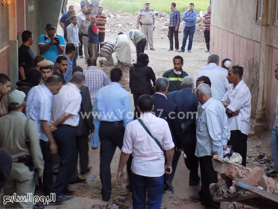 	الاهالى ورجال الاسعاف والشرطة فى مكان الحادث -اليوم السابع -5 -2015