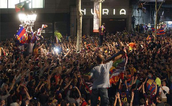 	مشجع يقود احتفالات برشلونة -اليوم السابع -5 -2015
