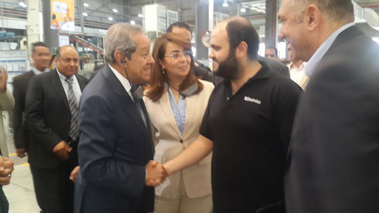  وزير الصناعة والتجارة يصافح أحد العاملين بالمصنع  -اليوم السابع -5 -2015