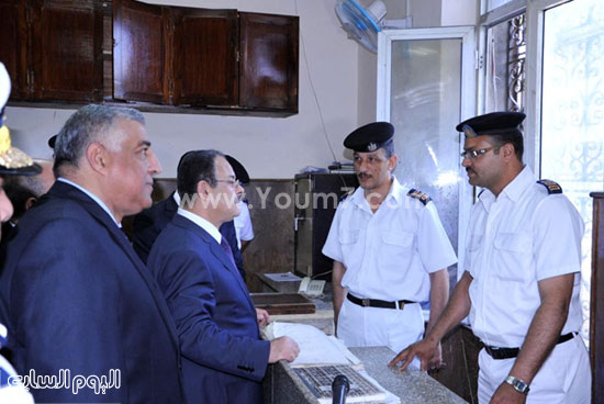 	وزير الداخلية يرافقه مدير أمن الإسكندرية داخل أحد أقسام الشرطة -اليوم السابع -5 -2015