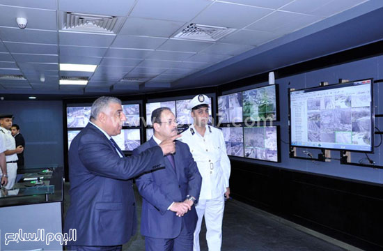 	وزير الداخلية يستمع لشرح من مدير أمن الإسكندرية حول كاميرات المراقبة -اليوم السابع -5 -2015