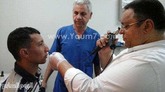  دكتور شريف بهاء استشارى أورام الرأس والرقبة يجرى الكشف على المريض -اليوم السابع -5 -2015