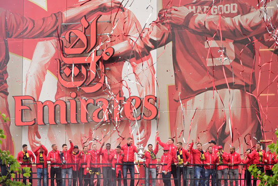 الفريق خلال موكب النصر فى لندن أمام ملعب الإمارات الراعى الرسمى للنادى -اليوم السابع -5 -2015