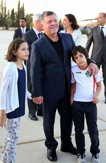 الملك يلتقط صورة تذكارية مع أبناء الأمير -اليوم السابع -5 -2015