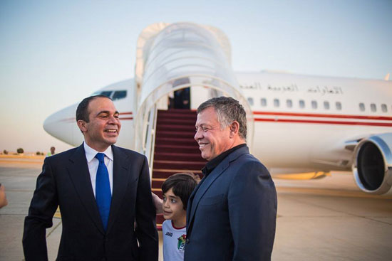 الملك عبد الله مع الأمير على فور نزوله إلى المطار -اليوم السابع -5 -2015