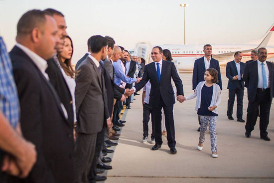 الأمير يصافح مستقبليه بالمطار -اليوم السابع -5 -2015
