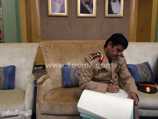 رجل عسكرى يكتب خطاب مبايعته لأولياء العهد الجدد -اليوم السابع -5 -2015