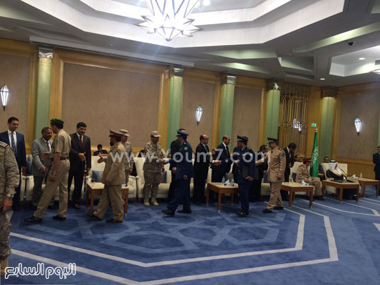 استمرار توافد العسكريين السعوديين على سفارة المملكة -اليوم السابع -5 -2015