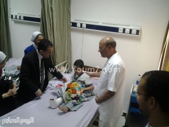 	رئيس جامعة الأزهر برفقة أحد الأطفال داخل المستشفى -اليوم السابع -5 -2015