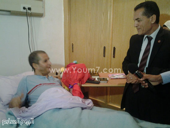 	د. عبد الحى عزب يطمئن على أحد المرضى -اليوم السابع -5 -2015