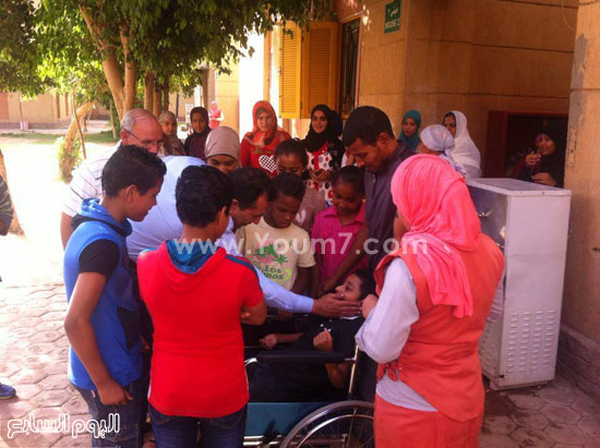 محافظ الأقصر يلتقى بأطفال دار الأيتام ويعدهم بحل مشاكلهم -اليوم السابع -5 -2015