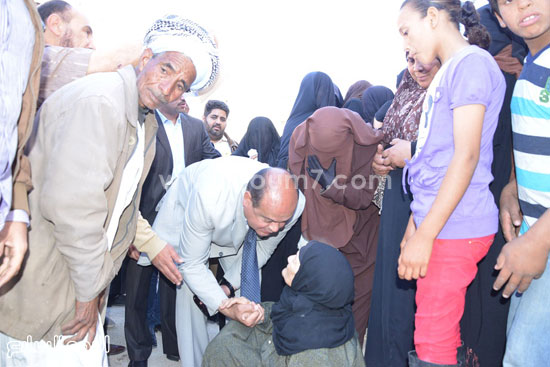  المحافظ يستمع لمواطنة مسنة خلال انتظارها لصرف المعاش -اليوم السابع -5 -2015