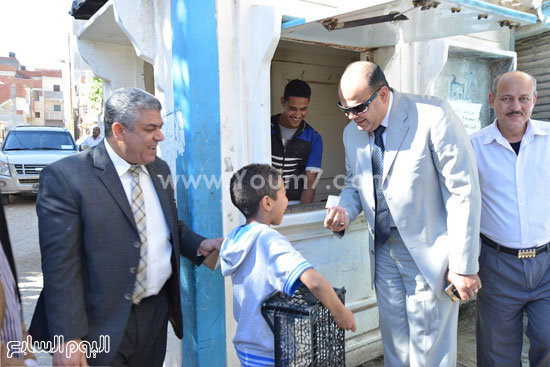المحافظ ومدير تموين مطروح مع طفل يشترى الخبز -اليوم السابع -5 -2015