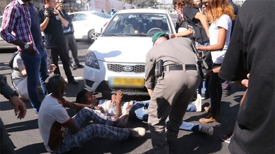 متظاهر إثيوبى يغلق الطريق والشرطة تحاول اعتقاله -اليوم السابع -5 -2015