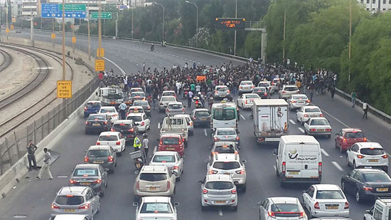 المتظاهرون يقفون فى وجه السيارات  -اليوم السابع -5 -2015