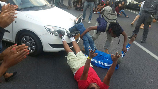 متظاهران يعطلان حركة السيارات -اليوم السابع -5 -2015