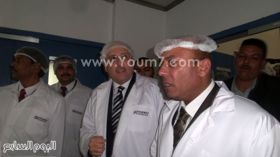وزير الصحة أثناء استقباله بالمصنع مع الخبراء الهنود  -اليوم السابع -5 -2015
