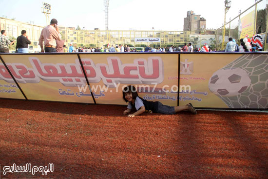 	طفلة تتابع المباراة من بعيد  -اليوم السابع -5 -2015
