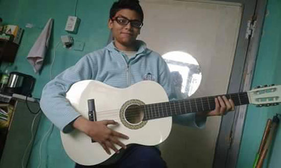 كريم وهو يعزف على الجيتار قبل الحادث -اليوم السابع -5 -2015