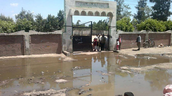 مياه المجارى تغرق المعهد الدينى بقرية فيشا  -اليوم السابع -5 -2015