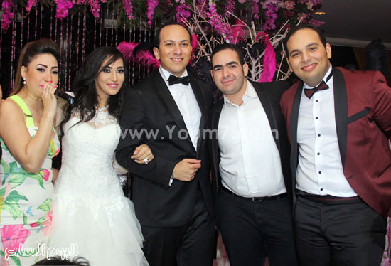 بوسى تتوسط العروسين ومحمد محمود وأحمد ياسين  -اليوم السابع -5 -2015