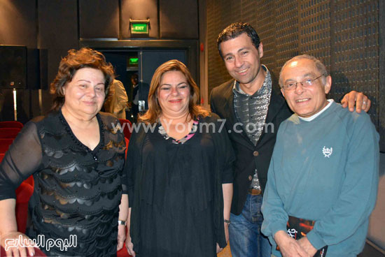 	الدكتورة هدى وصفى مع ابنتها مؤلفة العمل رشا فلتس والفنان عهدى صادق  -اليوم السابع -5 -2015