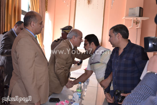 اللواء أحمد بكر يكرم أحد الضباط -اليوم السابع -5 -2015 اللواء أحمد بكر يكرم أحد الضباط -اليوم السابع -5 -2015