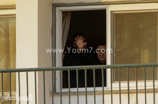  	مبارك يحيى أنصاره أمام مستشفى المعادى -اليوم السابع -5 -2015