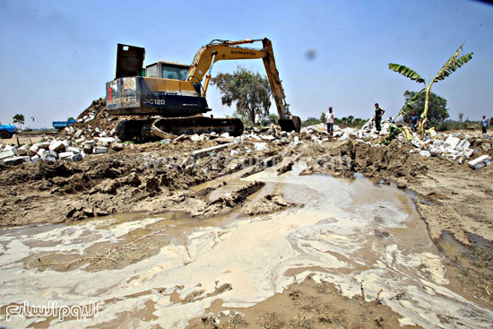  أحد لوادر محافظة القاهرة يزيل التعديات على نهر النيل بالمعصرة  -اليوم السابع -5 -2015