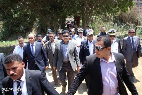  وزير الرى ومحافظ القاهرة خلال متابعتهما عملية إزالة التعديات على نهر النيل بحلوان  -اليوم السابع -5 -2015