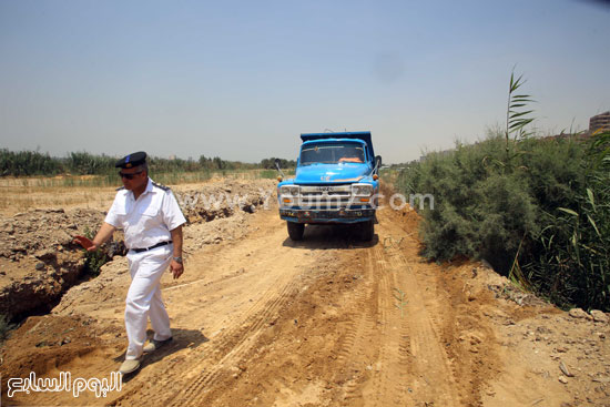   سيارة نقل تنقل ما تمت إزالته من تعديات على نهر النيل بحلوان  -اليوم السابع -5 -2015